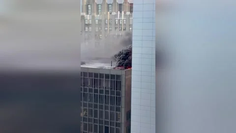 US: Rooftop Fire Sends Thick Smoke Over Midtown Manhattan Near Parade Rou... 스톡 동영상 330983076