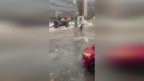 US: Rush Hour Flood Turns Brooklyn Streets Into Urban River Stock Footage 320614928