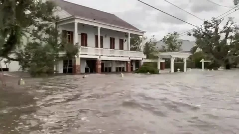 US: Severe Flooding Hits Mandeville After Ida Pummels Louisiana Vídeos de archivo 170475894