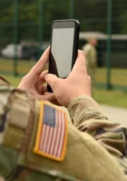 US soldier use smartphone Fotos de archivo