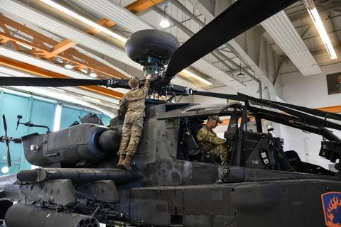 U.S. Soldiers with 1-3rd Attack Battalion (1-3 AB), 12th Combat Aviation B... Foto stock