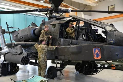 U.S. Soldiers with 1-3rd Attack Battalion (1-3 AB), 12th Combat Aviation B... Foto stock