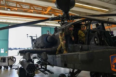 U.S. Soldiers with 1-3rd Attack Battalion (1-3 AB), 12th Combat Aviation B... Foto stock