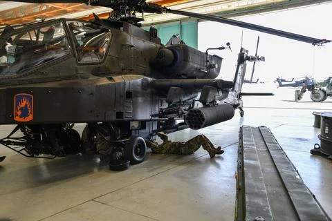 U.S. Soldiers with 1-3rd Attack Battalion (1-3 AB), 12th Combat Aviation B... Foto stock