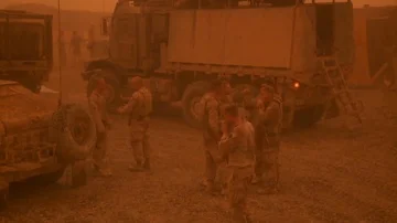 US soldiers in base camp during a sandstorm in Afghanistan 스톡 동영상 85602580