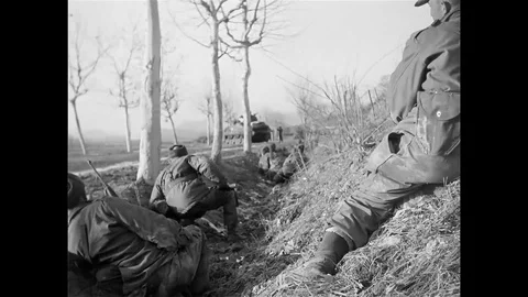 US Soldiers Take Cover While Tank Fires In Korea Vidéo 94233225