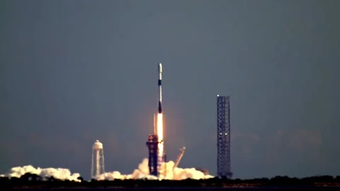 US: A SpaceX Falcon 9 rocket launches from Launch Complex-39A at NASAs K... Vídeo Stock 295197782