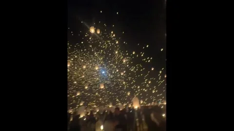 US: Thousands release glowing lanterns at Rise Festival in Nevada, USA Stock Footage 320805935