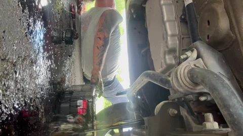 US: Trying to learn how to do an oil change gone wrong Vídeo Stock 327215401