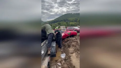US: Unicoi County's Fight Back: Clearing Debris and Rescuing Boats After Hur... 動画素材 286293288