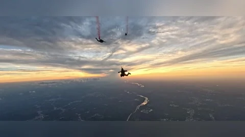 US: U.S. Army Parachute Team Soars Over Washington Monument In Sunset Fre... 库存影片 337006440