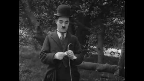 USA - 1915 - In this silent comedy, a man (Charlie Chaplin) rolls his own Vidéo 277297640