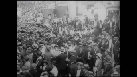 USA - 1917 - The Red Cross distributes food to Americans during WWI while food Vídeo Stock 331067962