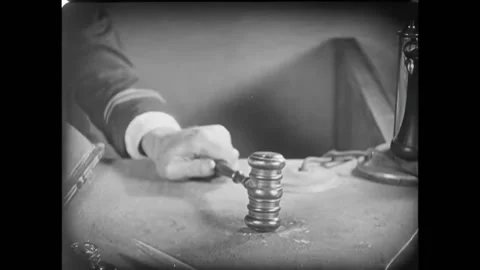 USA - 1922 - In this silent comedy, a man (Stan Laurel) (Stan Laurel)ips nuts 库存影片 288083964