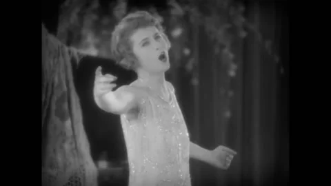 USA - 1928 - Vaudeville singer Adele Rowland concludes a performance of the song Video stock 277299901