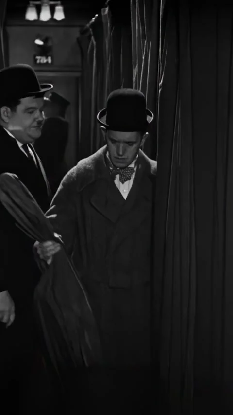 USA - 1929 - In this comedy, Laurel and Hardy get shushed by the conductor when 库存影片 339492401