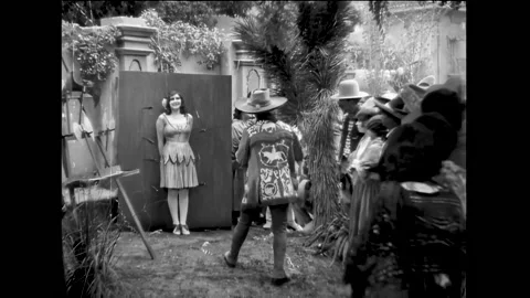 USA - 1929 - In this pre-code frontier sizzler, a man throws knives around a Vidéo 325211251
