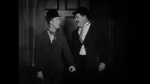 USA - 1930 - In this comedy, two men in bowler hats stand in a home. They argue Vídeos de archivo 325208717