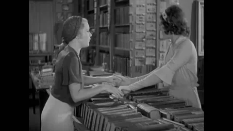 USA - 1931 - In this comedy, a man in a suit walks through town. A woman hides Stockbeeldmateriaal 325209092