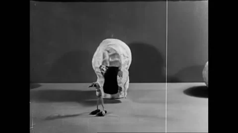 USA - 1935 - In this stop-motion animated film, acrobatic figures come out of a Vídeos de archivo 325206037