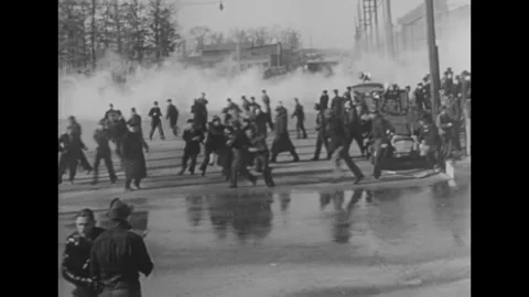 USA - 1941 - Violent clashes break out between laborers on strike and policemen Vidéo 341423028