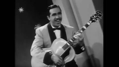 USA - 1946 - The Adele Girard trio conclude playing "Harpo Boogie" while a woman Video stock 254197609