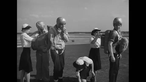 USA - 1948 - Women in the WAVES program help paratroopers in training during Video stock 296695593