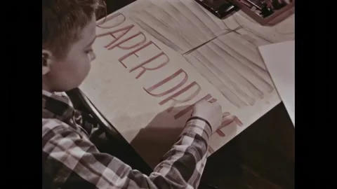 USA - 1952 - A boy uses the side of a crayon to draw on cardboard poster paper. Vídeo Stock 328181903