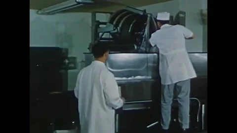 USA - 1954 - Nutrilite compound is mixed at a processing plant. Vídeo Stock 284816017