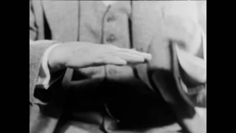 USA - 1958 - Frank Lloyd Wright explains how modern building materials are able Vídeos de archivo 325215108