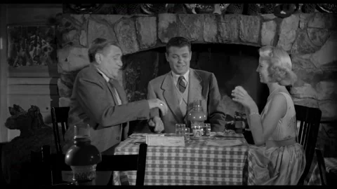 USA - 1958 - In this sci-fi horror, two men meet with a woman at a restaurant. 库存影片 323084115