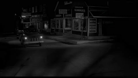 USA - 1958 - In this sci-fi horror, people drive after a stolen police car Vídeos de archivo 323087857
