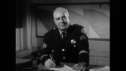 USA - 1960 - A cop explains how to best handle calls about mentally ill people. Vídeos de archivo 277345307