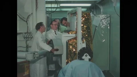 USA - 1970 - NASA technicians begin installing a pan camera into a Space Vídeo Stock 313053709