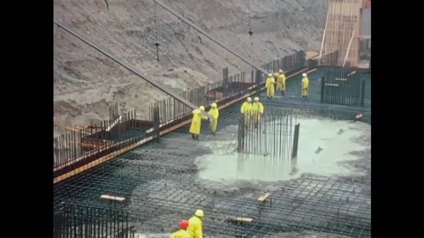 USA - 1970s - Men work on the foundation of a large building. Vídeos de archivo 327742224