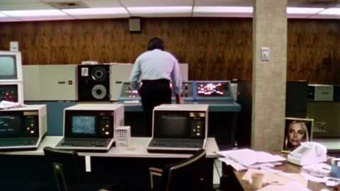 USA - 1977 - In this sci-fi horror, a man works in a room filled with computers, Vídeos de archivo 327748767