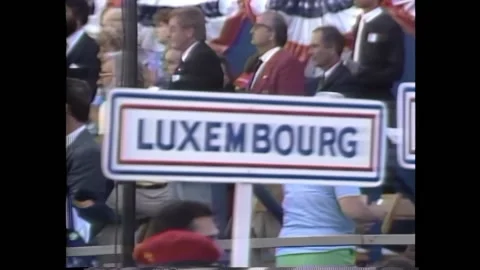 USA - 1984 - Different countries' athletes pass by on a racetrack during the Vídeo Stock 288079700