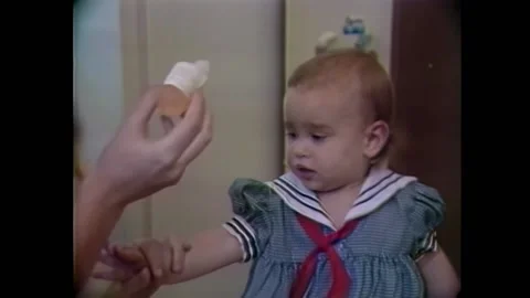 USA - 1988 - A dentist explains the ideal dosage of fluoride for children. Vidéo 296399341