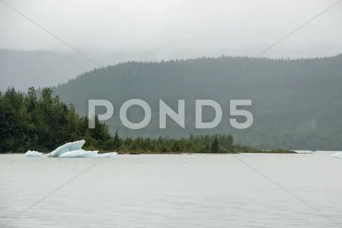 USA Alaska - Mendenhall Glacier and Lake Stock Photos