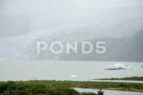 USA Alaska - Mendenhall Glacier and Lake Stock Photos