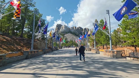 USA, April 2, 2026, Mount Rushmore Walkway With State Flags And Visitors Vídeos de archivo 336333355