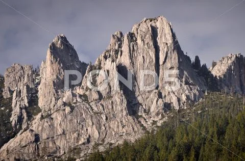 USA, California, Jagged Mountain Peaks of Castle Crags State Park Stock Photos
