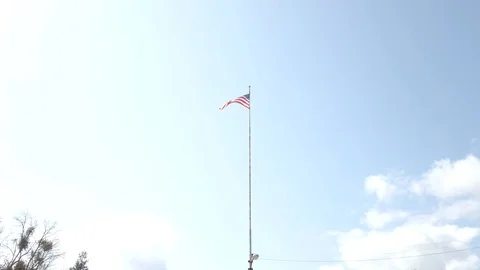 USA Flag Wide Slow Motion Flagpole, Center of Town Stockbeeldmateriaal 105259245