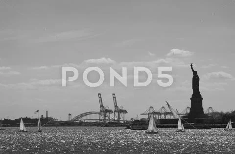 USA, New York City, sailboats and Statue of Liberty Stock Photos