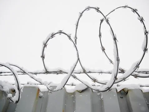 USA, New York State, Brooklyn, Williamsburg, barbed wire covered with snow Stock Photos