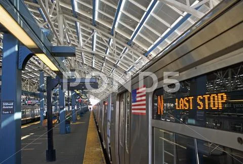 USA, New York State, Brooklyn, Coney Island, Subway Platform Stock Photos