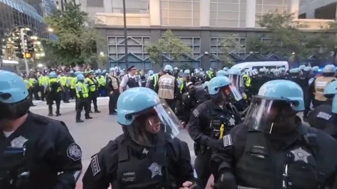 USA: Pro-Palestine Protesters Clash With Police Outside Chicago Israeli Cons... Vídeo Stock 282371558