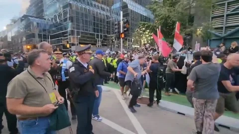 USA: Pro-Palestine Protesters Clash With Police Outside Chicago Israeli Cons... Vídeo Stock 282371568
