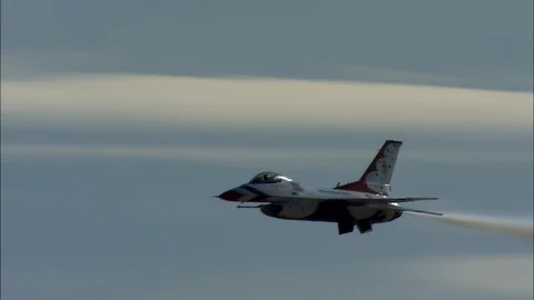 USAF Thunderbirds Opposing Half Roll Stockbeeldmateriaal 97047018