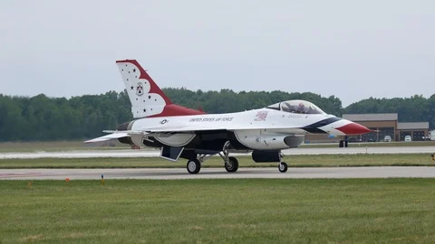 USAF Thunderbirds Warming Up before the Fort Wayne Airshow Performance Stock Footage 111595391
